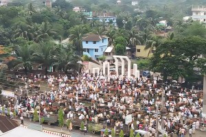 শহীদ মিনারে বসেছে পশুর হাট!