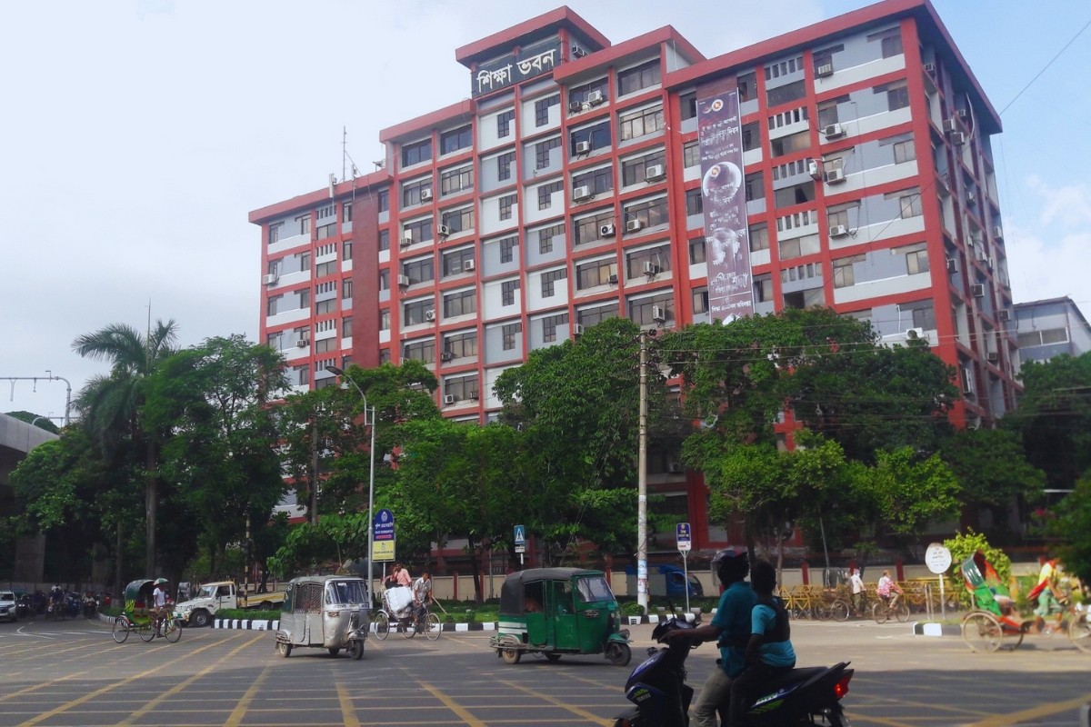 শিক্ষা ভবনের ফুটপাতে পড়েছিল যুবকের মরদেহ