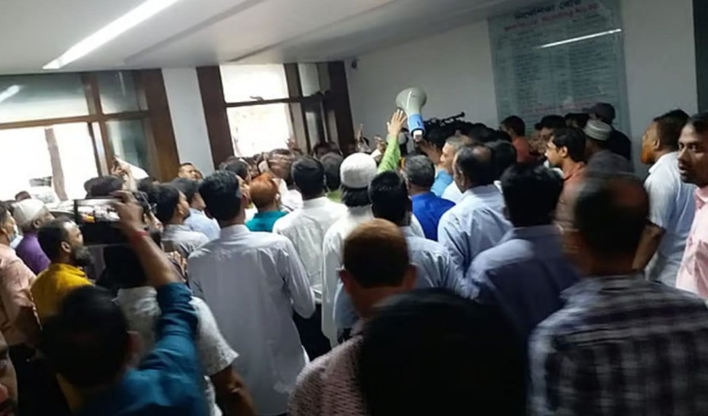সচিবালয়ে আবারও কর্মচারীদের বিক্ষোভ কঠোর কর্মসূচির হুমকি 1750245900 সচিবালয়ে আবারও কর্মচারীদের বিক্ষোভ, কঠোর কর্মসূচির হুমকি