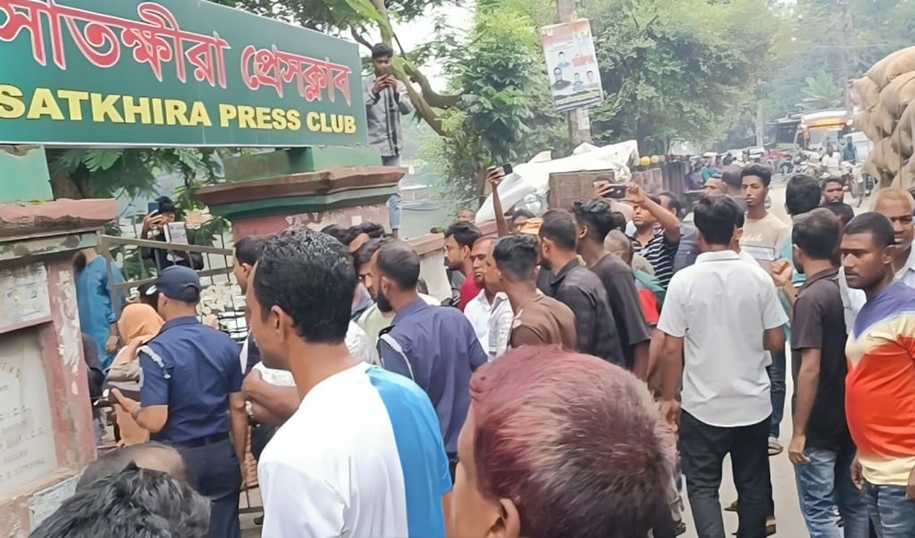 সাতক্ষীরা প্রেসক্লাবে সাংবাদিকদের ওপর হামলা 1751270703 সাতক্ষীরা প্রেসক্লাবে সাংবাদিকদের ওপর হামলা, আহত ৩০