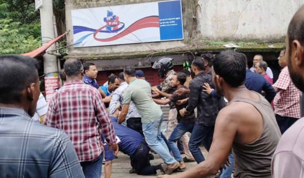 সাতক্ষীরা প্রেসক্লাবে ‘ভাড়াটে সন্ত্রাসীদের হামলা সভাপতিসহ আহত ৩০ সাংবাদিক 1751284237 সাতক্ষীরা প্রেসক্লাবে ‘সন্ত্রাসী’ হামলা, সভাপতিসহ আহত ৩০ সাংবাদিক