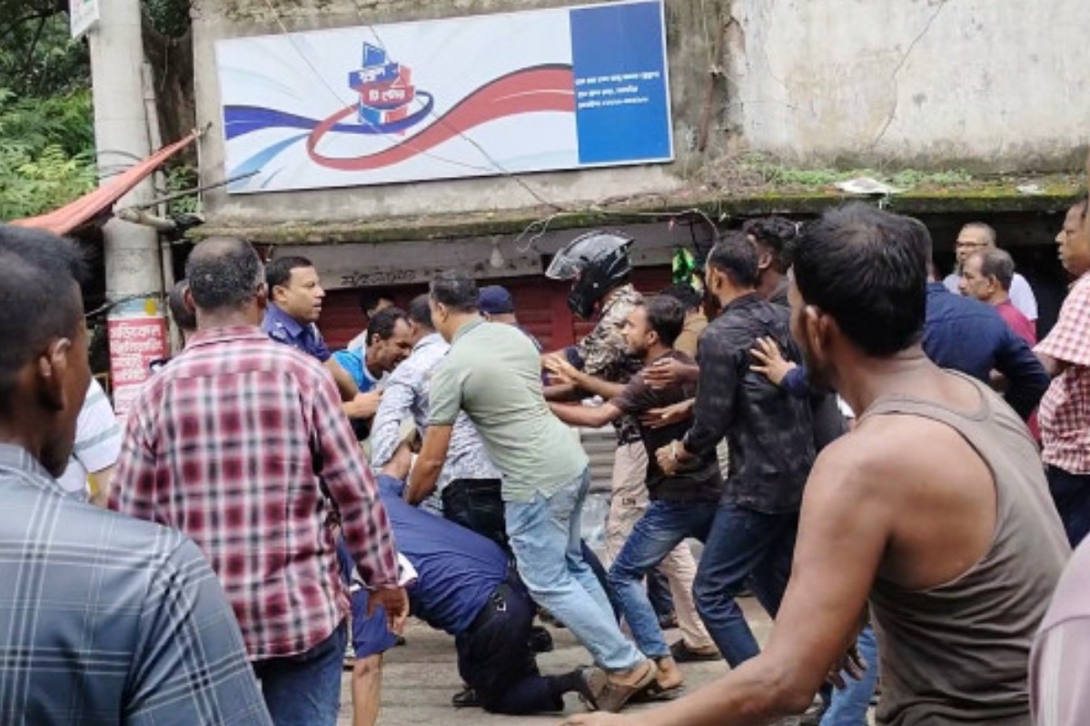 সাতক্ষীরা প্রেসক্লাবে ‘সন্ত্রাসী’ হামলা, সভাপতিসহ আহত ৩০ সাংবাদিক