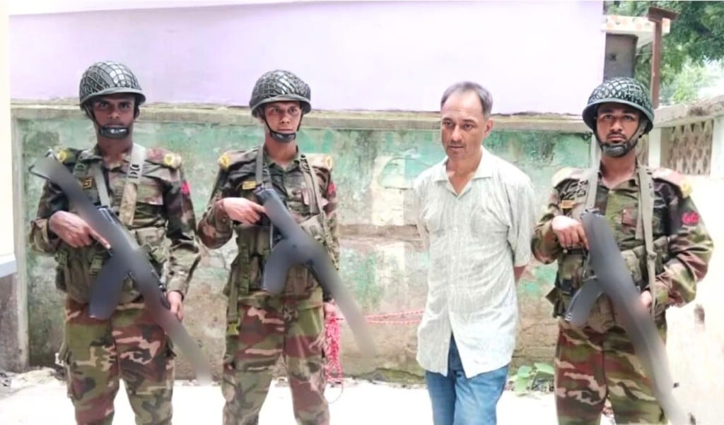 সাবেক এমপি রিফাত আমিনের বাড়িতে অভিযান অস্ত্র মাদকসহ ছেলে আটক 1749986507 সাবেক এমপি রিফাত আমিনের বাড়িতে অভিযান, অস্ত্র-মাদকসহ ছেলে আটক