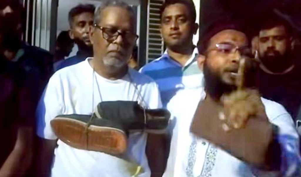 সাবেক প্রধান নির্বাচন কমিশনার নুরুল হুদা 1750602193 সাবেক সিইসি নুরুল হুদার গলায় ‘জুতার মালা’ দিয়ে পুলিশে সোপর্দ