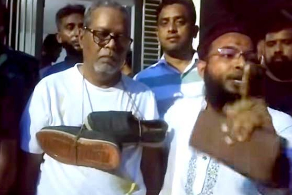 সাবেক সিইসি নুরুল হুদার গলায় ‘জুতার মালা’ দিয়ে পুলিশে সোপর্দ