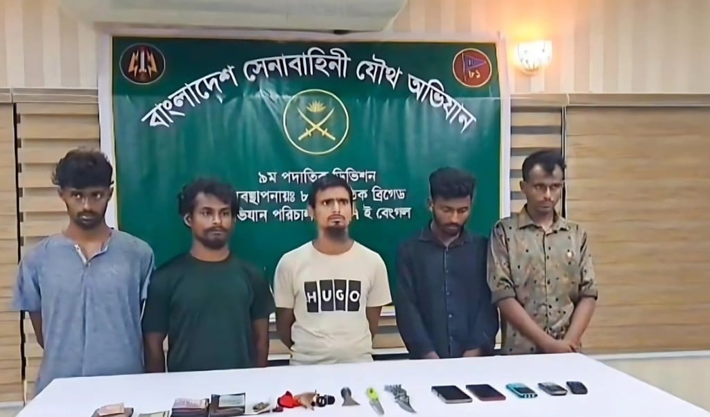 সাভারে যৌথবাহিনীর অভিযান গ্রেপ্তার ৫ 1750125656 সাভারে যৌথবাহিনীর অভিযান , গ্রেপ্তার ৫