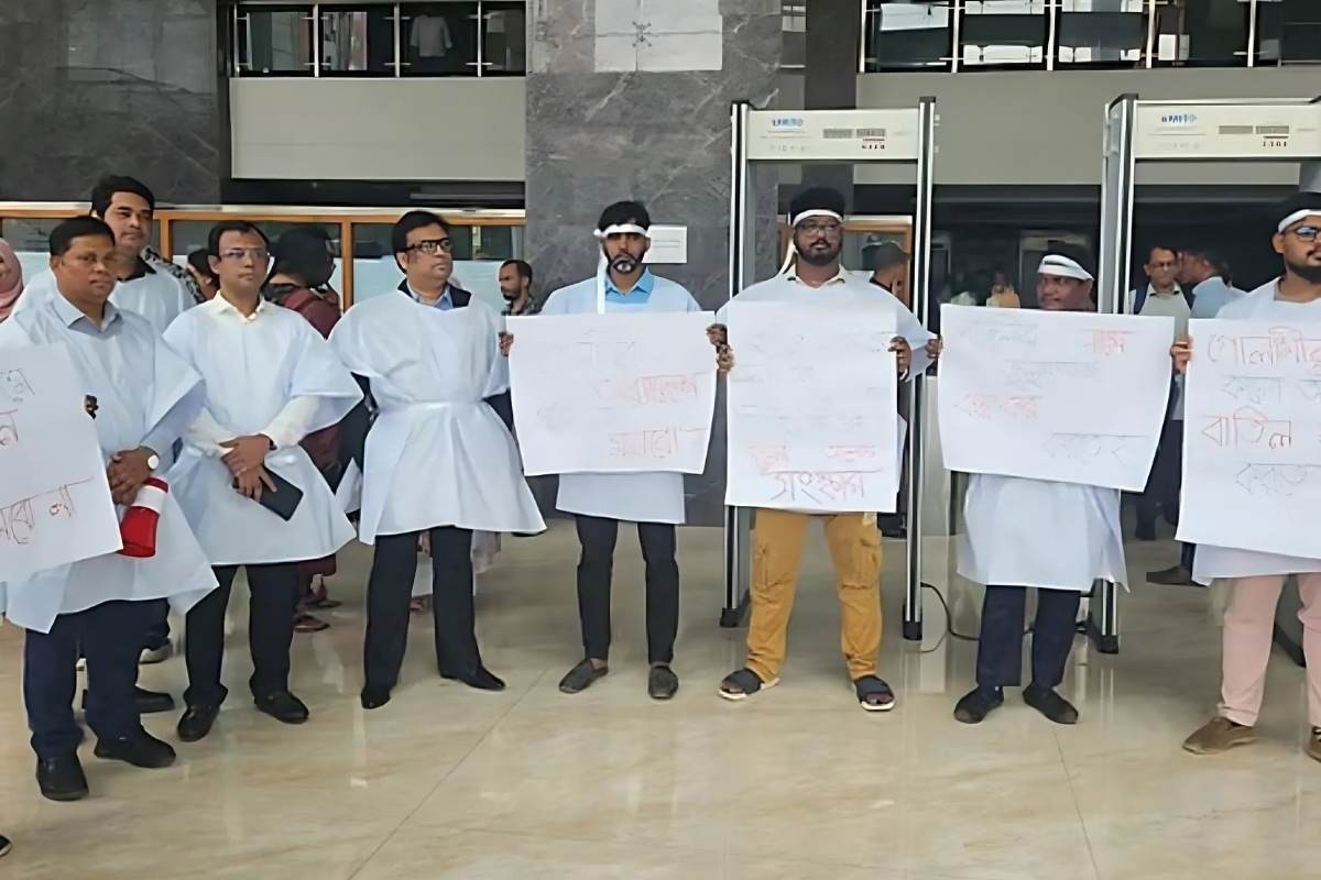 সারাদেশে এনবিআর কর্মকর্তাদের তিন ঘণ্টার কলমবিরতি