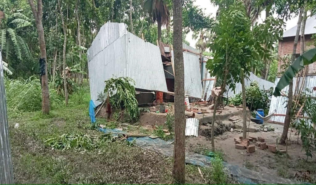 সালথায় ঝড় নতুন সাইজ 1750399825 সালথায় হঠাৎ ঝড়: ৫ মিনিটে ৭ বসতঘর লন্ডভন্ড