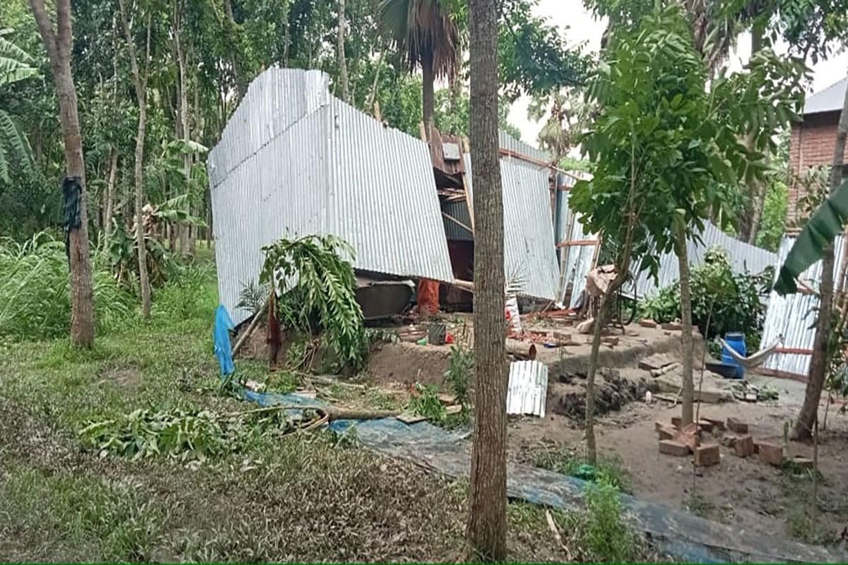 সালথায় হঠাৎ ঝড়: ৫ মিনিটে ৭ বসতঘর লন্ডভন্ড