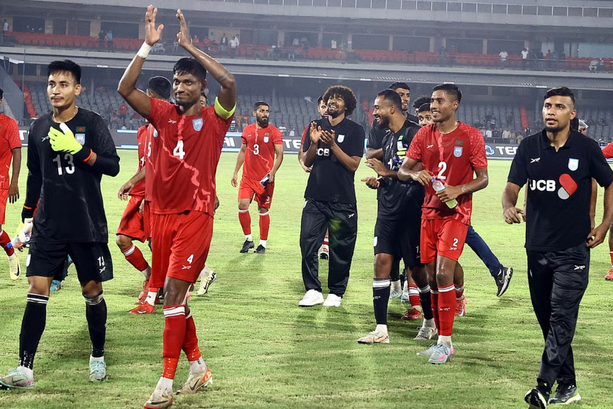 সিঙ্গাপুরের বিপক্ষে মাঠে বাংলাদেশ, শমিতের অভিষেকের দিনে আছেন হামজা-ফাহামেদুলও