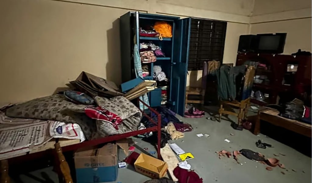 সিলেটে ‘যুবদল নেতার নেতৃত্বে প্রবাসীর বাড়িতে হামলা ও লুটপাট 1749829450 সিলেটে ‘যুবদল নেতার নেতৃত্বে’ প্রবাসীর বাড়িতে হামলা ও লুটপাট
