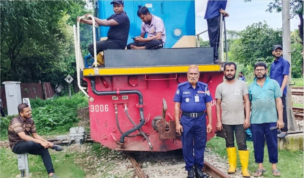 সীতাকুণ্ডে মালবাহী ট্রেনের ইঞ্জিন লাইনচ্যুত 1750412260 সীতাকুণ্ডে মালবাহী ট্রেনের ইঞ্জিন লাইনচ্যুত