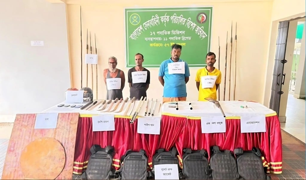 সুনামগঞ্জে যৌথ বাহিনী সন্ত্রাসীদের গোলাগুলিতে নিহত ১ আটক ৪ 1750741941 সুনামগঞ্জে যৌথ বাহিনী-সন্ত্রাসীদের গোলাগুলিতে নিহত ১, আটক ৪