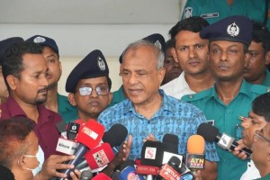 সুন্দর পোশাক পরা ম্যাক্সিমাম মেয়েরা মাদকের সঙ্গে জড়িত: স্বরাষ্ট্র উপদেষ্টা