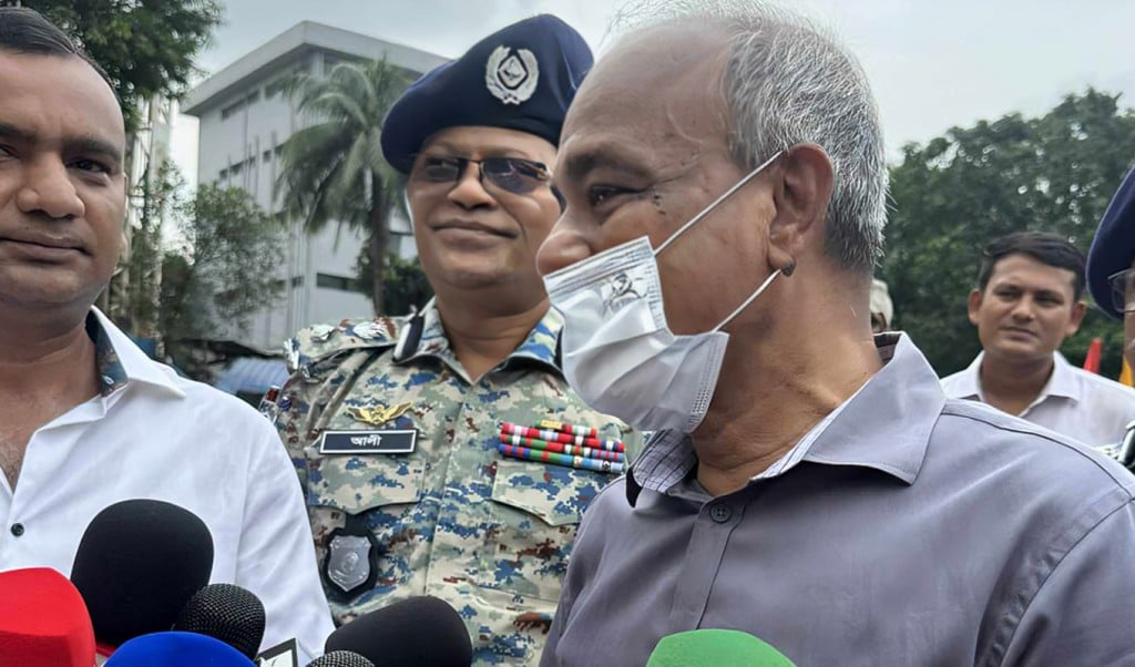 স্বরাষ্ট্র উপদেষ্টা 1749886905 মাঠ পর্যায়ে পুলিশের কাছে ভারী মারণাস্ত্র থাকবে না: স্বরাষ্ট্র উপদেষ্টা
