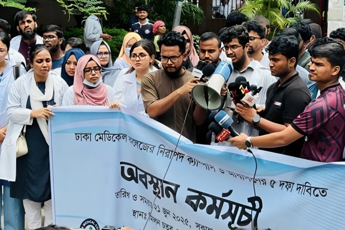 হল না ছাড়ার ঘোষণা, দাবি আদায়ে আন্দোলন চালিয়ে যাবে ঢামেক শিক্ষার্থীরা