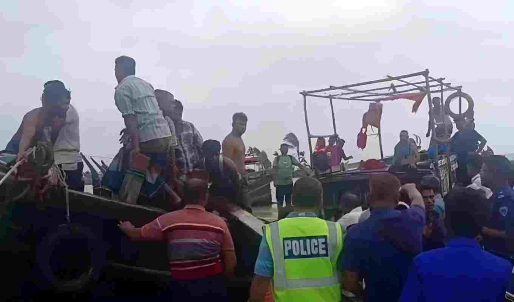 হাতিয়ায় ট্রলারডুবিতে পুলিশসহ এখনও নিখোঁজ ৪ 1748755639 হাতিয়ায় ট্রলারডুবিতে পুলিশসহ এখনও নিখোঁজ ৪