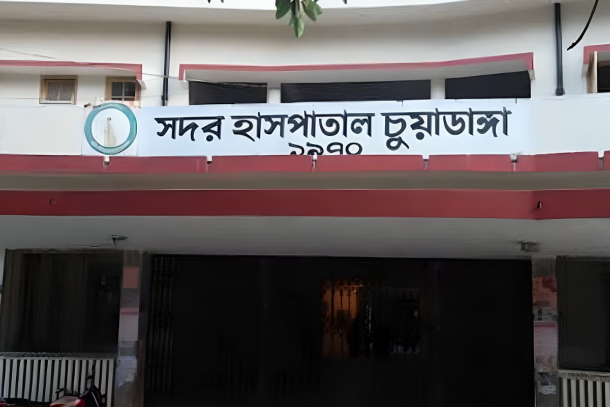 ভাড়া নিয়ে তর্ক, হাসপাতাল চত্বরে বাবা-ছেলেকে কুপিয়ে জখম