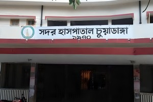ভাড়া নিয়ে তর্ক, হাসপাতাল চত্বরে বাবা-ছেলেকে কুপিয়ে জখম