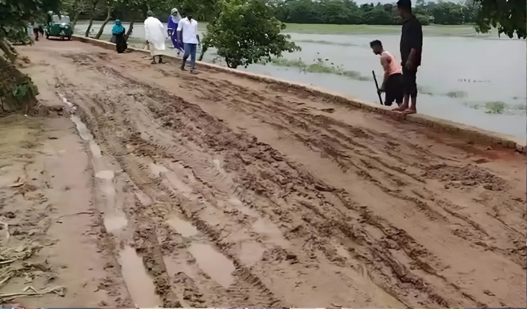 ২ কোটি টাকা বরাদ্দের রাস্তায় হাঁটতে হচ্ছে কাদায় 1750400870 দুই কোটি টাকা বরাদ্দের রাস্তায় হাঁটতে হচ্ছে কাদায়!
