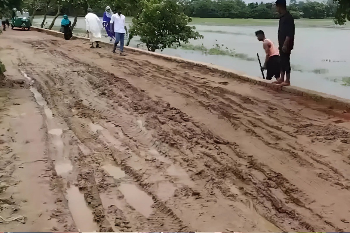 দুই কোটি টাকা বরাদ্দের রাস্তায় হাঁটতে হচ্ছে কাদায়!