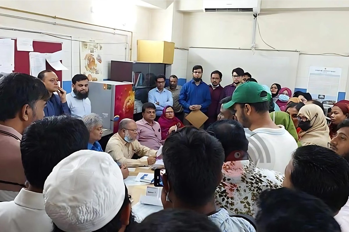৮ দফা দাবিতে স্বাস্থ্য উপদেষ্টাকে চিকিৎসক-নার্সদের স্মারকলিপি