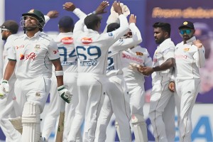 গলে ৩ উইকেটে ৯০ রান করে লাঞ্চে বাংলাদেশ