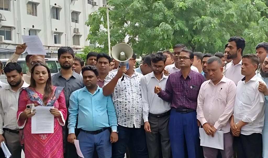 ‘কালো আইন বাতিল না হলে দেশজুড়ে কল্পনার বাইরে কর্মসূচির হুঁশিয়ারি 1748943931 ‘কালো আইন’ বাতিল না হলে দেশজুড়ে কল্পনার বাইরে কর্মসূচির হুঁশিয়ারি