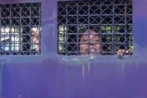 ‘তথ্য আপা’দের প্রিজন ভ্যানে করে সরিয়ে নিল পুলিশ