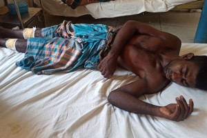 ‘প্রতিবন্ধী জেনেও’ বাদাম বিক্রেতাকে চোর সন্দেহে পিটিয়ে পা ভাঙল স্থানীয়রা