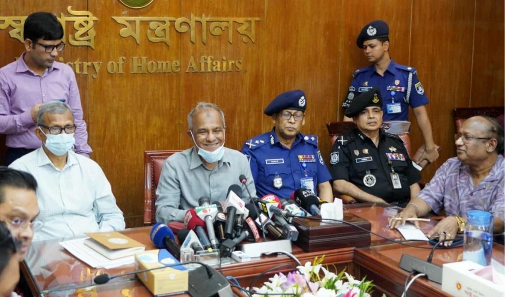 ‘বিমানবন্দরে উপদেষ্টার কাছে গুলির ম্যাগাজিন পাওয়া 1751287414 ‘বিমানবন্দরে উপদেষ্টার কাছে গুলির ম্যাগাজিন পাওয়া– ভুলে চশমা ফেলে মোবাইল নিয়ে যাওয়ার মতো’