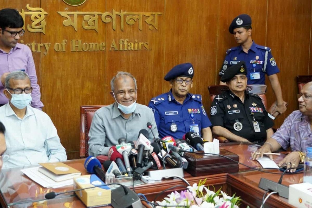‘বিমানবন্দরে উপদেষ্টার কাছে গুলির ম্যাগাজিন পাওয়া– ভুলে চশমা ফেলে মোবাইল নিয়ে যাওয়ার মতো’