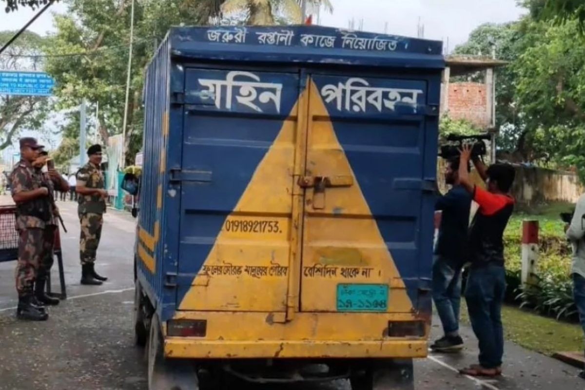 ভারতে গেল প্রধান উপদেষ্টার উপহার