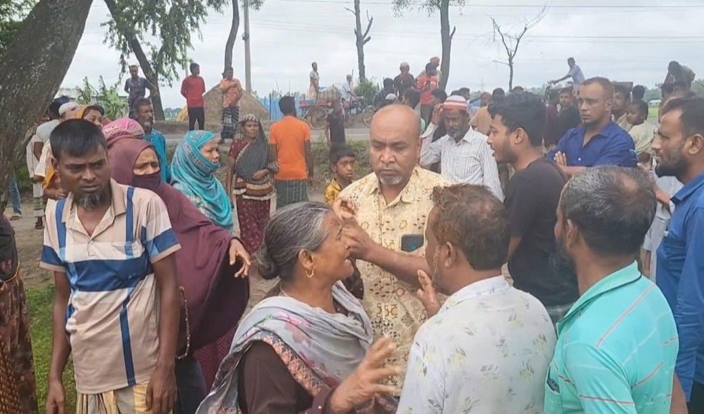 Untitled 1 1751948672 হাসপাতালে যাওয়ার পথে ট্রাকচাপায় বাবা-ছেলে নিহত