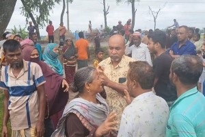 হাসপাতালে যাওয়ার পথে ট্রাকচাপায় বাবা-ছেলে নিহত