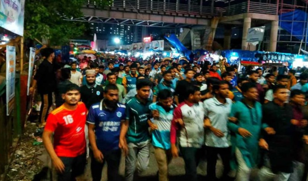 বিক্ষোভে উত্তাল সারাদেশের বিশ্ববিদ্যালয়-কলেজ 3 Untitled design 2025 07 12T004308.488 1752259410 বিক্ষোভে উত্তাল সারাদেশের বিশ্ববিদ্যালয়-কলেজ