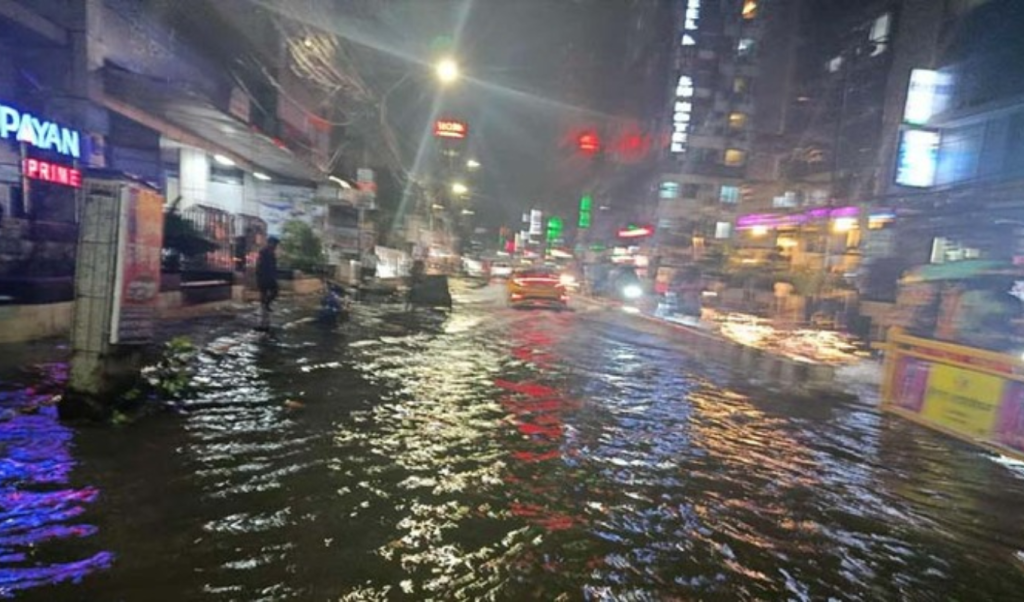 রাতের বৃষ্টিতে রাজধানীতে জলাবদ্ধতা, দুর্ভোগে সাধারণ মানুষ 1 Untitled design 2025 07 13T012751.539 1752348482 রাতের বৃষ্টিতে রাজধানীতে জলাবদ্ধতা, দুর্ভোগে সাধারণ মানুষ