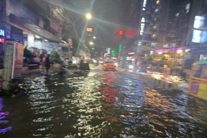 রাতের বৃষ্টিতে রাজধানীতে জলাবদ্ধতা, দুর্ভোগে সাধারণ মানুষ