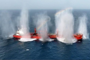 ৭০টির বেশি জাহাজে হুতিদের হামলা, তবু রুখছে না কেউ