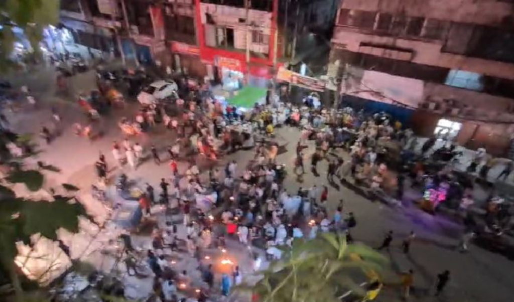 গুলিস্তানে আওয়ামী লীগ কার্যালয়ের সামনে মশাল মিছিল 4 Untitled design 2025 07 22T233811.916 1753205919 গুলিস্তানে আওয়ামী লীগ কার্যালয়ের সামনে মশাল মিছিল