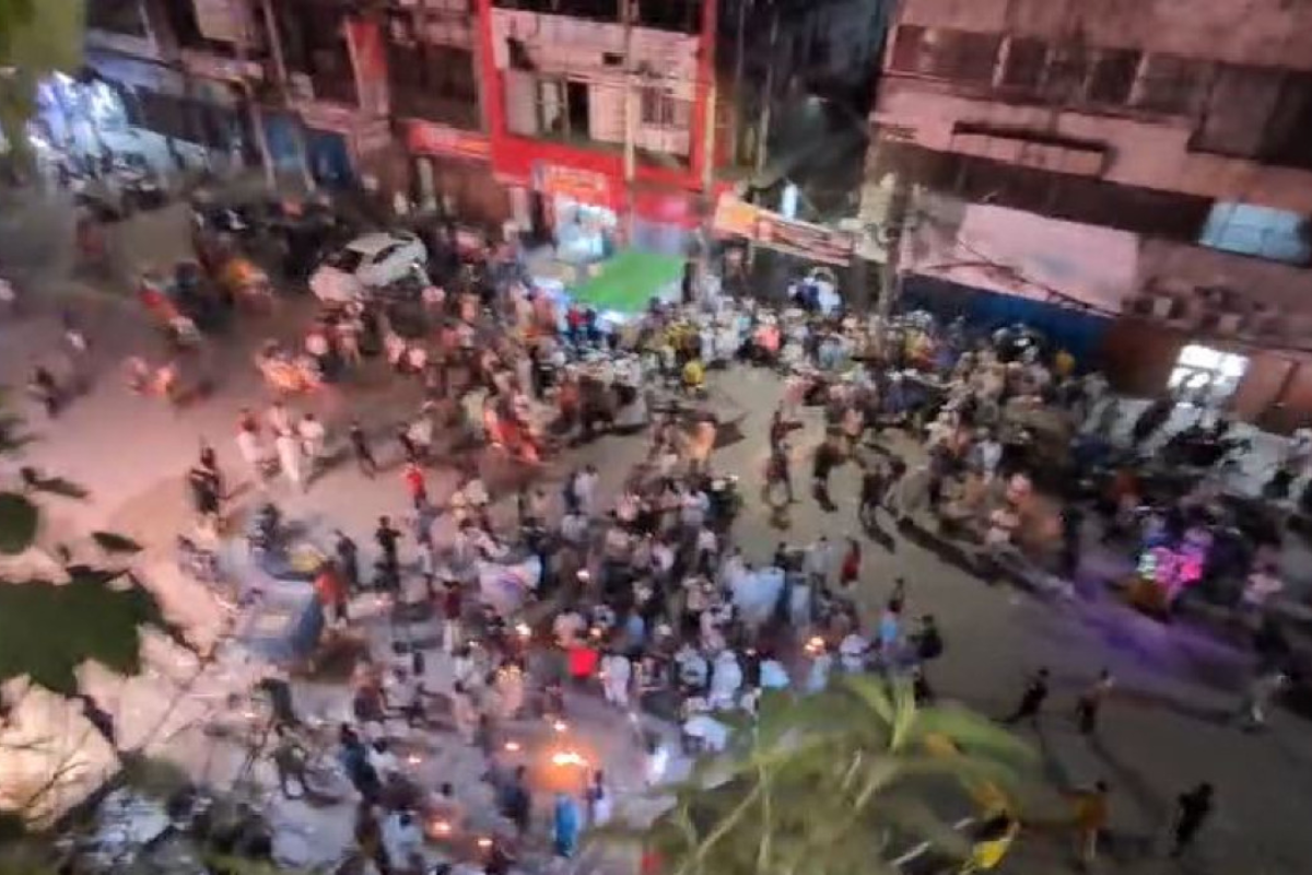 গুলিস্তানে আওয়ামী লীগ কার্যালয়ের সামনে মশাল মিছিল