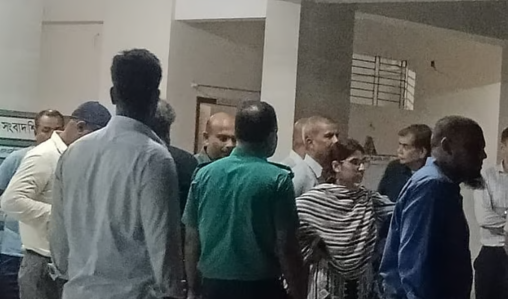 দিনভর আটকে থাকার পর পুলিশি পাহারায় মাইলস্টোন ত্যাগ করেন উপদেষ্টা ও প্রেস সচিব 4 Untitled design 2025 07 23T020309.068 1753214597 দিনভর আটকে থাকার পর পুলিশি পাহারায় মাইলস্টোন ত্যাগ করেন উপদেষ্টা ও প্রেস সচিব