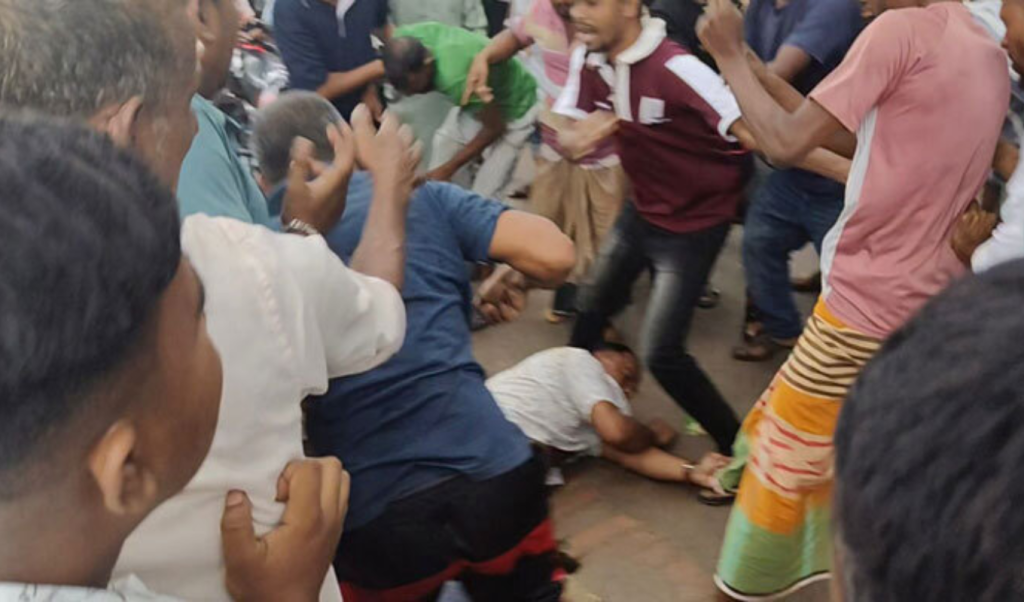 সাতক্ষীরায় বিএনপির কাউন্সিল ভোটে দুই গ্রুপের সংঘর্ষ, আহত ৩ 4 Untitled design 2025 07 26T014813.955 1753472927 সাতক্ষীরায় বিএনপির কাউন্সিল ভোটে দুই গ্রুপের সংঘর্ষ, আহত ৩