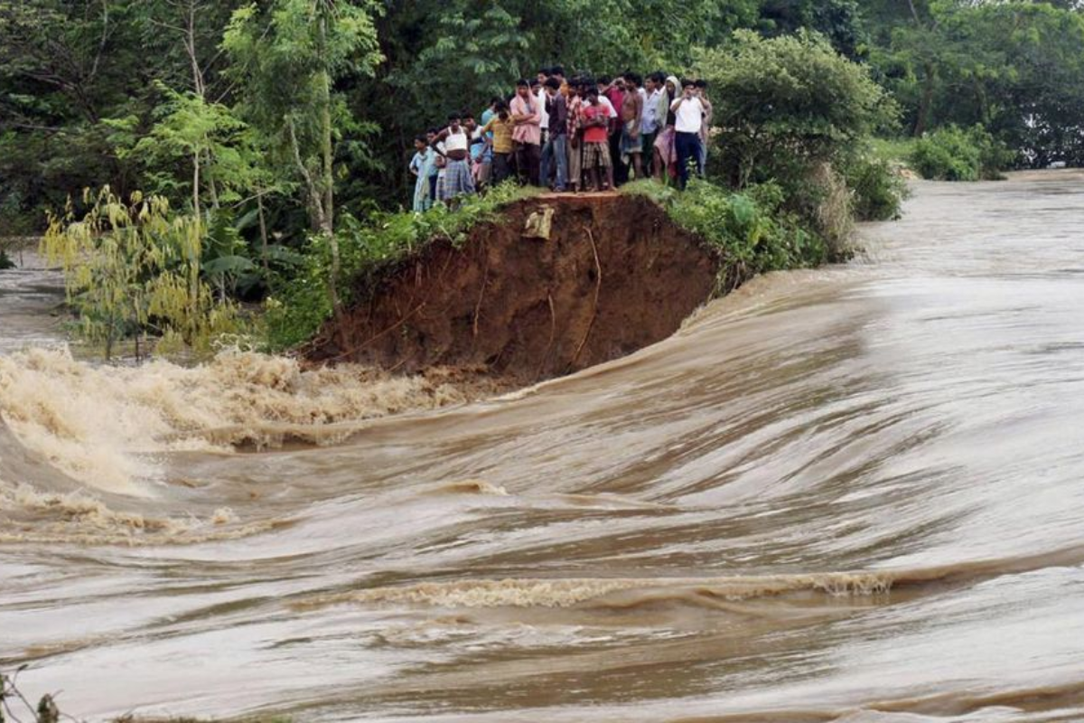 নিম্নচাপের প্রভাবে ভারি বৃষ্টি, বন্যার শঙ্কা