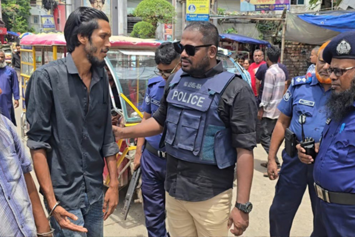 নরসিংদীতে প্রকাশ্যে চাঁদাবাজি: ২ জন গ্রেপ্তার