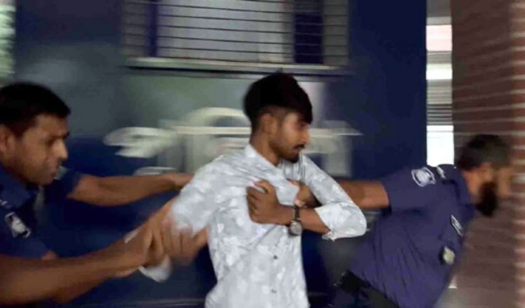 গুম মামলার আসামিদের ডিম ছোড়ায় ছাত্রদলের ৫ জন আটক 3 Untitled design 2025 07 31T005530.506 1753901740 গুম মামলার আসামিদের ডিম ছোড়ায় ছাত্রদলের ৫ জন আটক