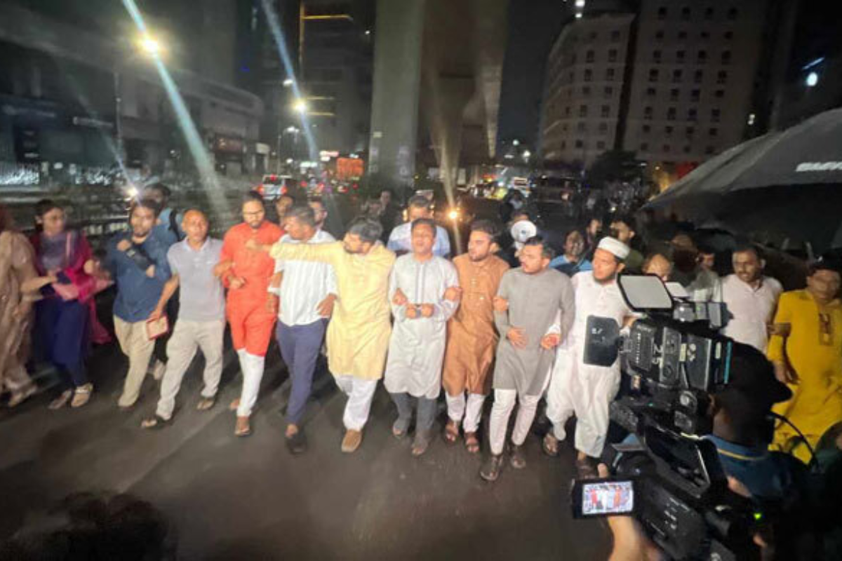 জুলাই প্রদর্শনী চলাকালে ককটেল বিস্ফোরণ, রাতেই এনসিপির বিক্ষোভ মিছিল