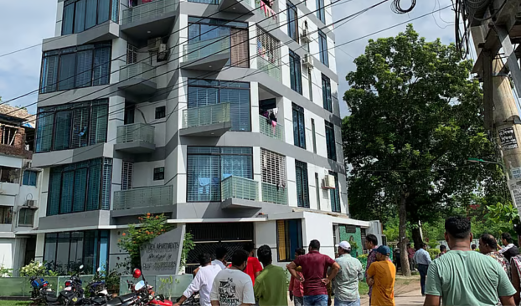 রাজশাহীতে মব তৈরি করে লুটপাটের অভিযোগ ছাত্রদল নেতার বিরুদ্ধে 4 Untitled design 50 1751650046 রাজশাহীতে মব তৈরি করে লুটপাটের অভিযোগ ছাত্রদল নেতার বিরুদ্ধে