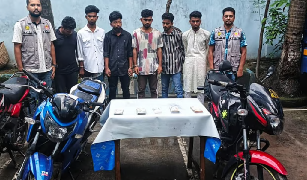 তেজগাঁওয়ে বিদেশি মুদ্রা ডাকাতি: ট্রাভেলস কর্মীসহ গ্রেপ্তার ১৪, উদ্ধার ৪ লাখ রিয়াল 3 Untitled design 59 1751659469 তেজগাঁওয়ে বিদেশি মুদ্রা ডাকাতি: ট্রাভেলস কর্মীসহ গ্রেপ্তার ১৪, উদ্ধার ৪ লাখ রিয়াল