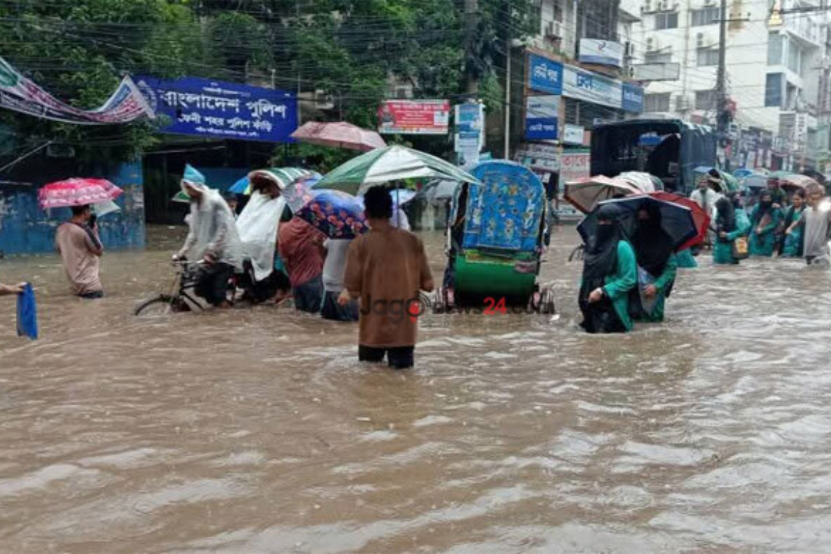 টানা বৃষ্টিতে প্লাবিত কুমিল্লা ও ফেনী, বাড়ছে বন্যার শঙ্কা
